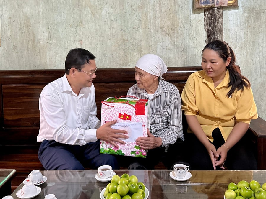 1-pho-chu-tich-ubnd-tinh-nguyen-tu-cong-hoang-tham-hoi-tang-qua-cho-me-viet-nam-anh-hung-ha-thi-choi-thon-7-xa-ia-lau-anh-ha-duy.jpg