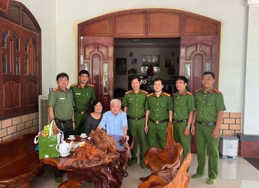 នគរបាល​ឃុំ​តាន់​ចូវ ចុះ​សួរសុខទុក្ខ និង​ផ្តល់​អំណោយ​ដល់​គ្រួសារ​គោលនយោបាយ​