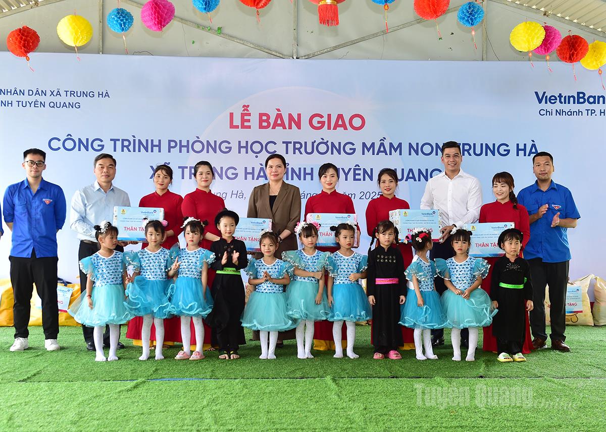 Đồng chí Hà Thị Nga và các đồng chí lãnh đạo tỉnh trao quà cho trường Mầm non Trung Hà.