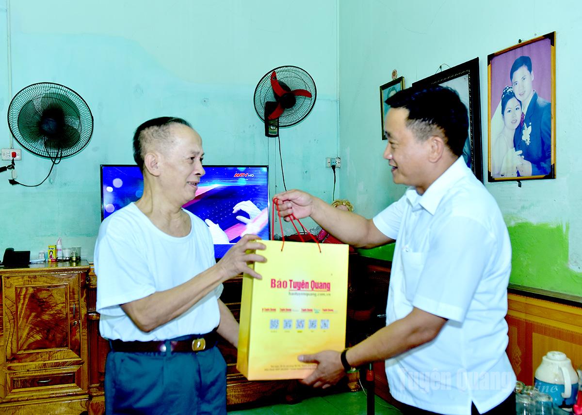 អគ្គនិពន្ធនាយករងនៃកាសែត វិទ្យុ និងទូរទស្សន៍ Tuyen Quang បានទៅសួរសុខទុក្ខ និងជូនអំណោយដល់លោក Phan The Hai យុទ្ធជនពិការ នៅក្រុមទី៧ Tan Quang សង្កាត់ Minh Xuan។ រូបថត៖ លី ធីញ