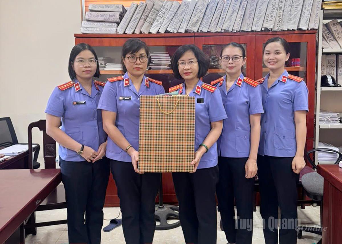 Lãnh đạo Viện kiểm sát nhân dân tỉnh trao quà cho cán bộ trong cơ quan là thân nhân liệt sĩ, gia đình chính sách.