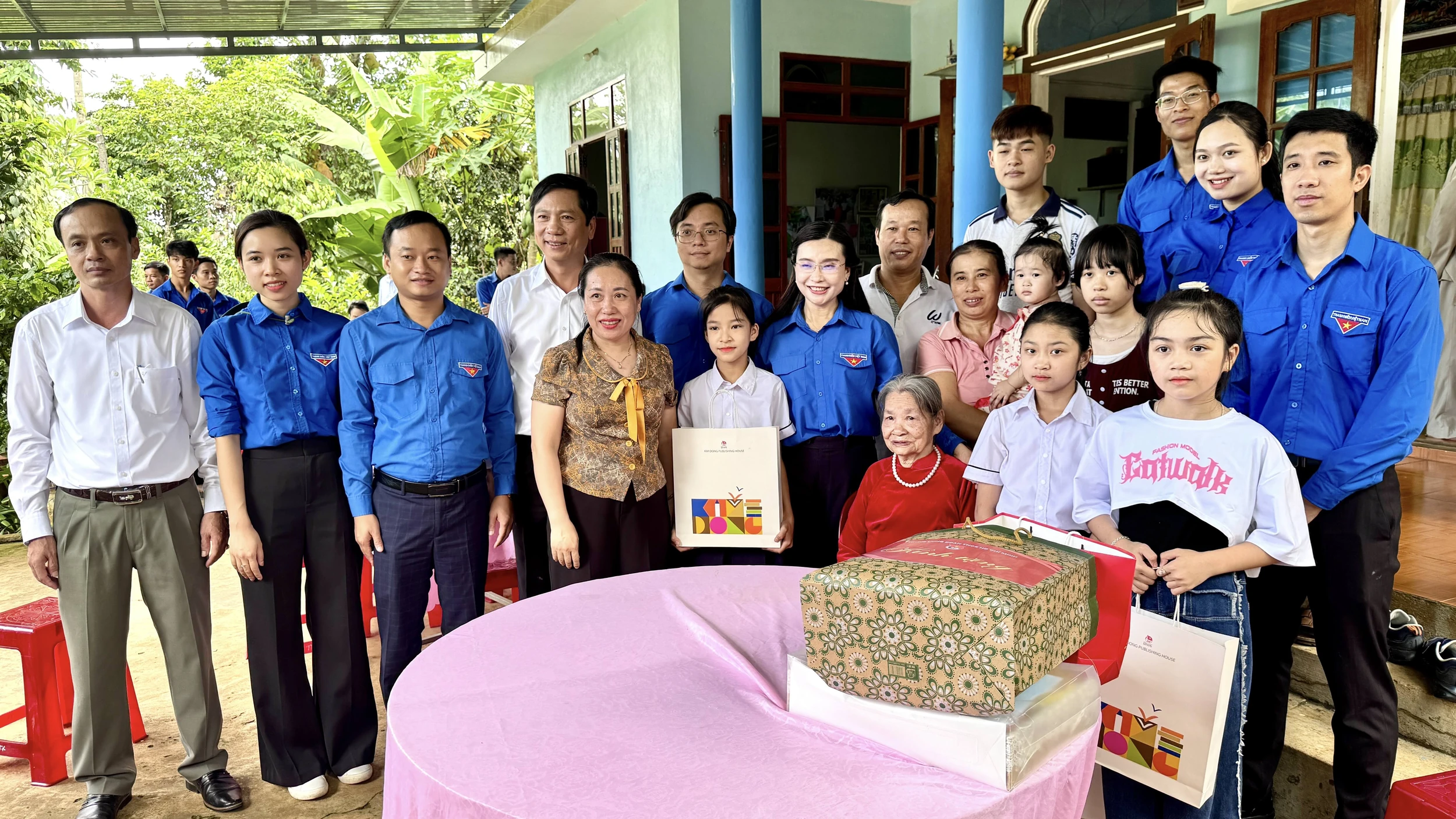 Trung ương Đoàn thăm và tặng quà Bà mẹ Việt Nam Anh hùng tại Quảng Trị