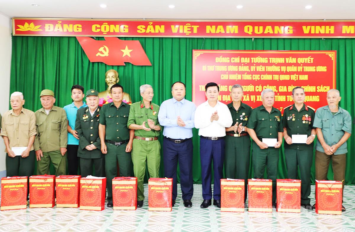 Le président du Comité populaire provincial, Phan Huy Ngoc, et les dirigeants du Département général de la politique ont offert des cadeaux aux familles des bénéficiaires de la politique et aux personnes méritantes.