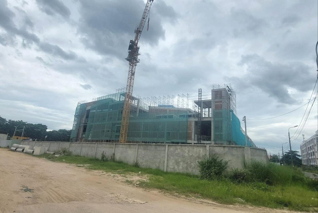 Dự án Trung tâm thương mại MM Mega Market Đà Nẵng tại phường Hòa Khánh đang được nhà thầu đẩy nhanh tiến độ để kịp về đích vào tháng 11/2025. Ảnh: TRỌNG HÙNG