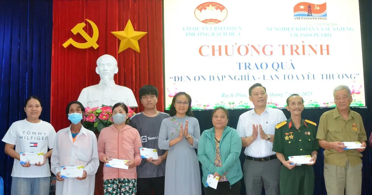 ការ​ជូន​អំណោយ​ដើម្បី​បង្ហាញ​ពី​ការ​ដឹង​គុណ​ដល់​យុទ្ធជន​ពិការ និង​អ្នក​មាន​បុណ្យ