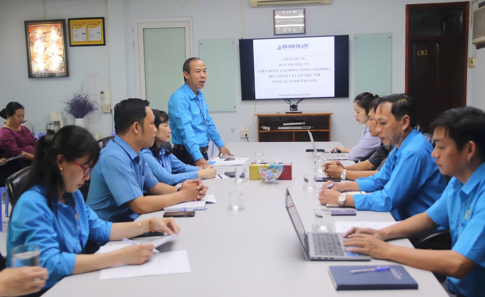 Đoàn công tác Liên đoàn Lao động tỉnh Lâm Đồng làm việc với Ban giám đốc và Công đoàn cơ sở Công ty TNHH Hải Nam