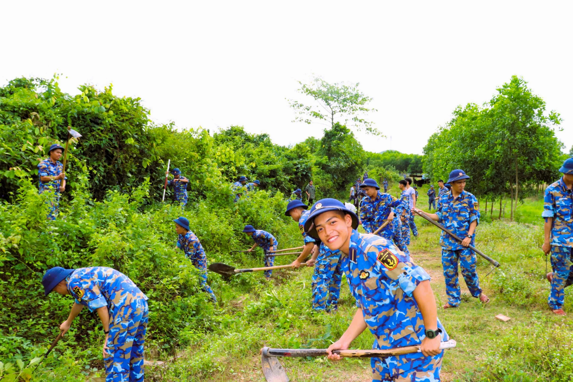 Đoàn viên, thanh niên học viện tham gia phát quang bụi rậm.
