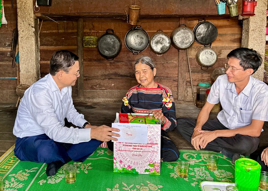 2-pho-chu-tich-ubnd-tinh-nguyen-tu-cong-hoang-tham-hoi-tang-qua-cho-ba-ro-mah-nhon-lang-klah-xa-ia-mor-anh-ha-duy.jpg
