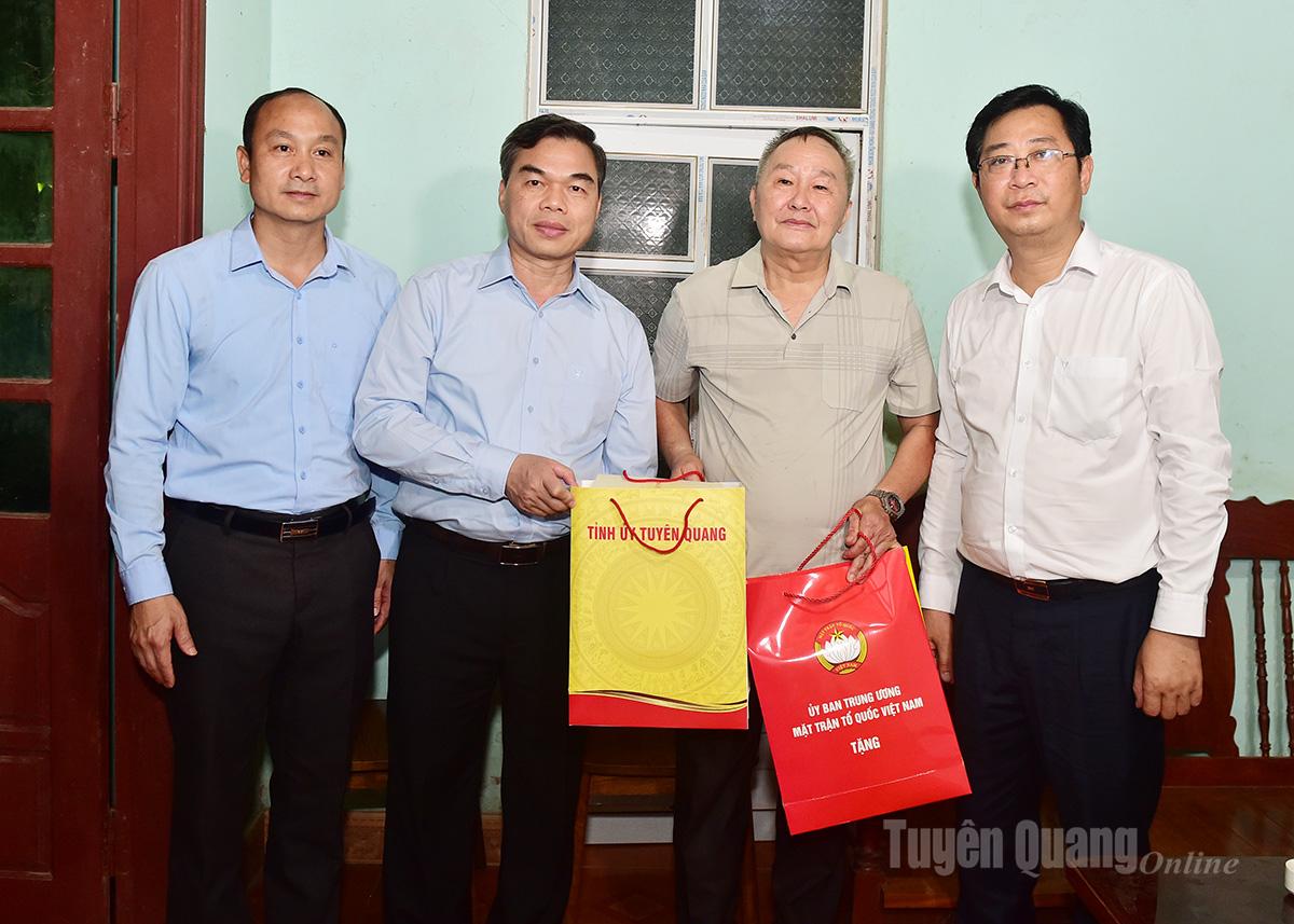 Đồng chí Ma Thế Hồng và Đoàn công tác đã đến thăm hỏi, tặng quà gia đình thương binh Bùi Duy Thọ, thôn Vũ Hải Đường.