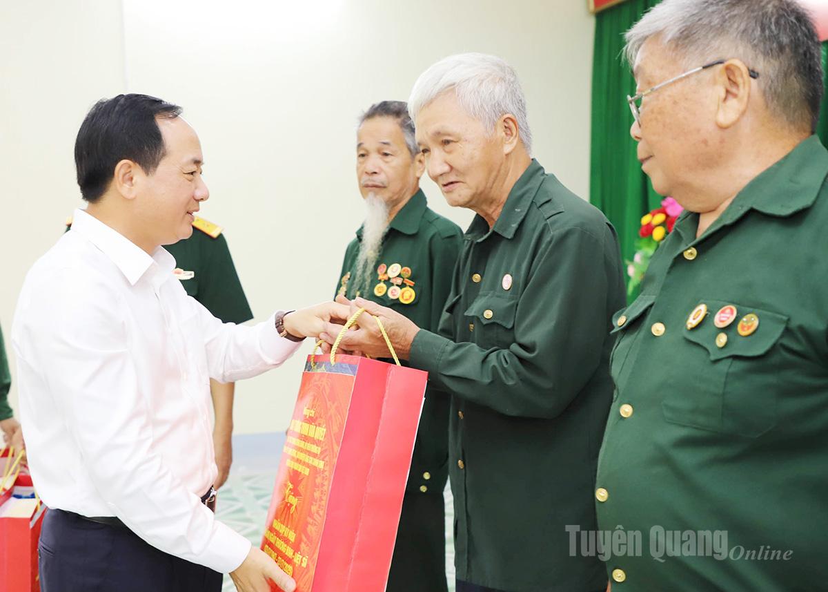Le général Trinh Van Quyet offre des cadeaux aux personnalités exceptionnelles de la commune de Vi Xuyen.