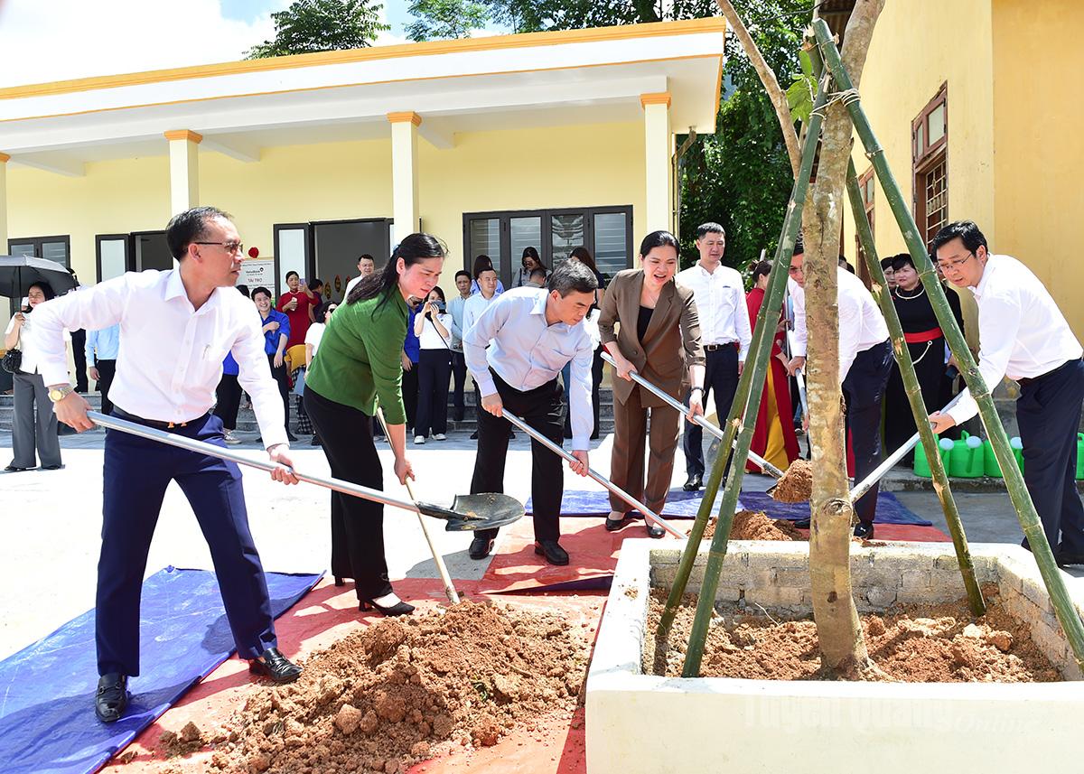 Các đại biểu trồng cây lưu niệm trong khuôn viên trường.