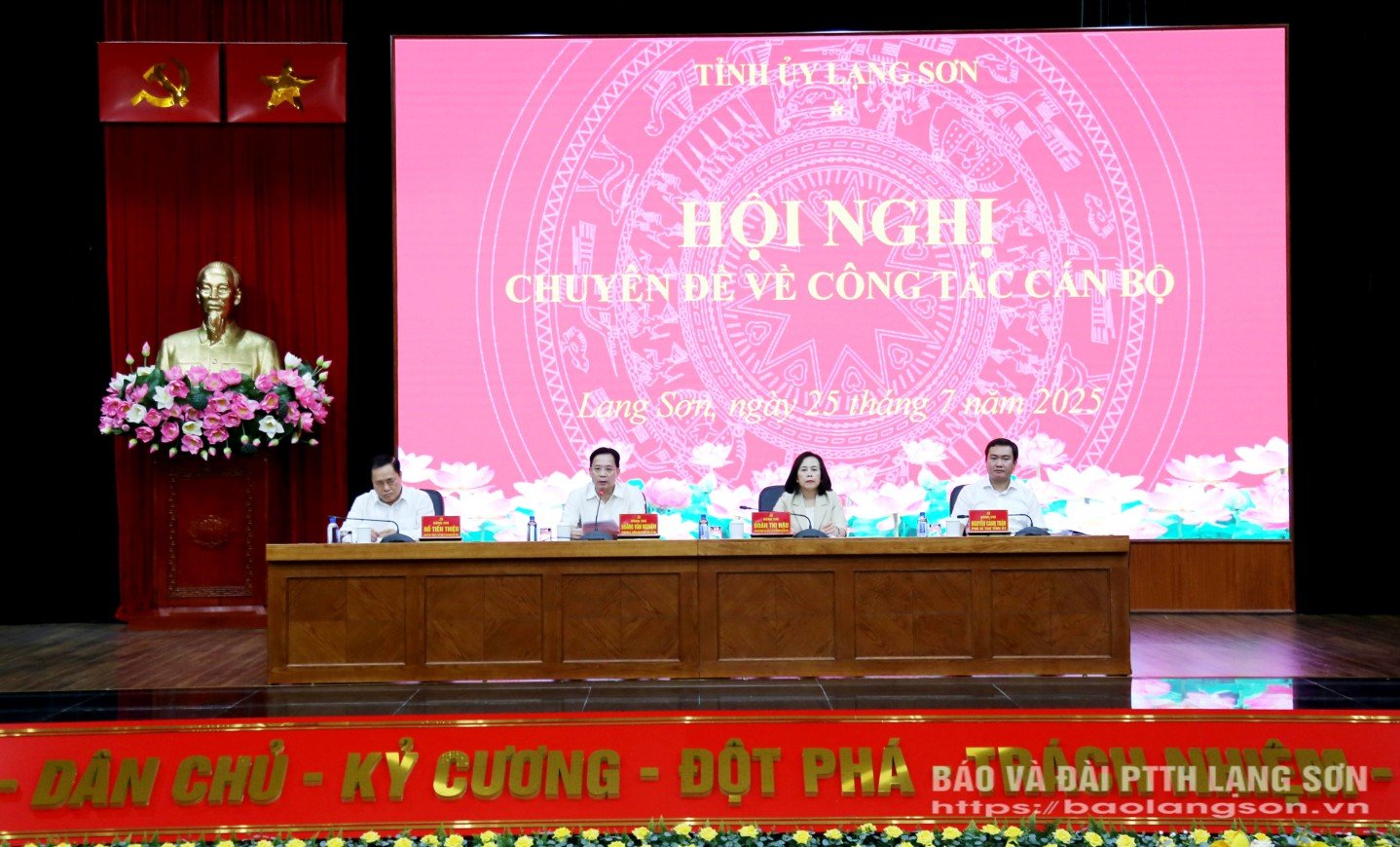 Các đồng chí Thường trực Tỉnh ủy đồng chủ trì hội nghị