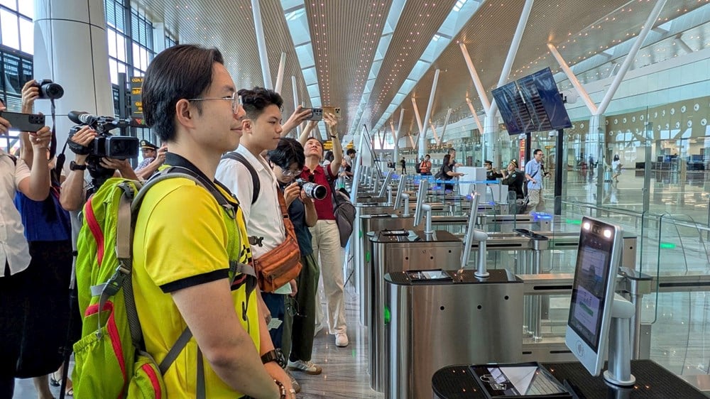Passagiere authentifizieren sich elektronisch und werden am Terminal T3 des Flughafens Tan Son Nhat biometrisch identifiziert. Foto: Nghiem Y
