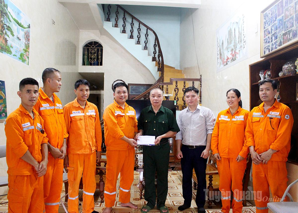 គណៈប្រតិភូបានទៅសួរសុខទុក្ខ និងជូនអំណោយដល់គ្រួសារ Ha Cong Doan ឃុំ Vi Xuyen។