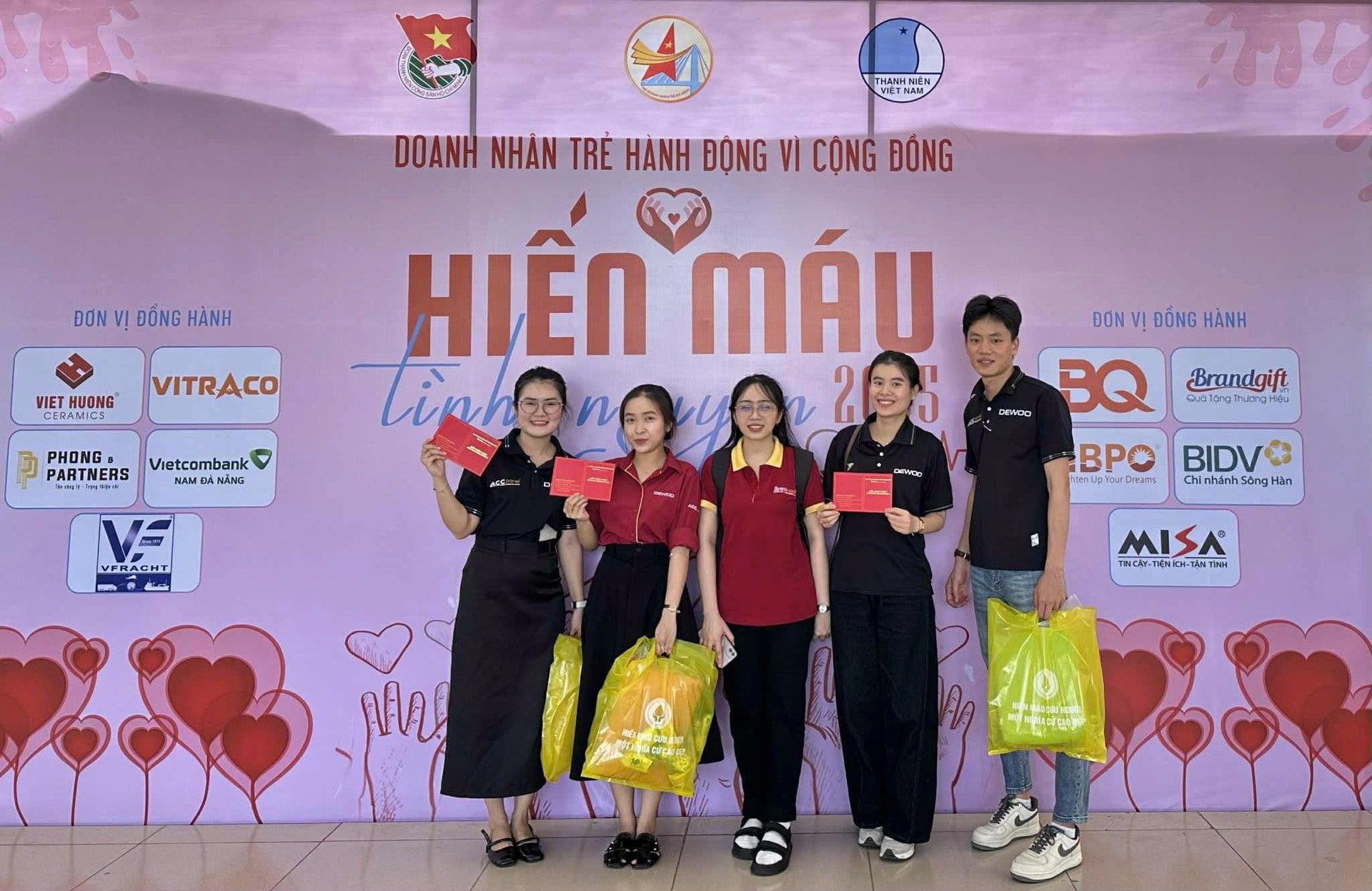 Tình nguyện viên nhận quà và giấy chứng nhận sau khi hiến máu tình nguyện. Ảnh: LAM PHƯƠNG