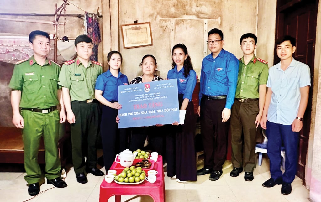 Chi đoàn Phòng An ninh đối ngoại, Công an tỉnh phối hợp với Chi đoàn Viện Phát triển Khoa học và Công nghệ Vùng và Chi đoàn Sở Khoa học và Công nghệ hỗ trợ sửa chữa nhà ở cho bà Bế Thị Luyên, vợ liệt sĩ tại xã Hòa An.