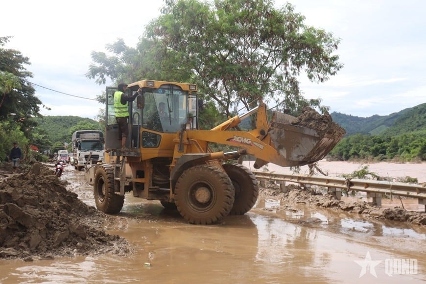 Quốc lộ 7 mới thông một “làn đường”. 