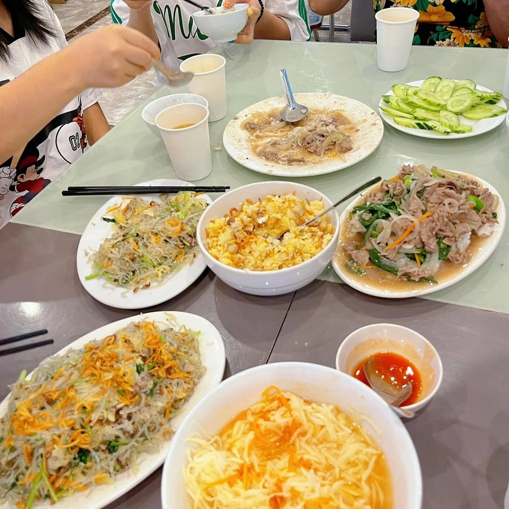 Gia đình ở Hà Nội mang 15kg cua, 100 quả trứng du lịch Sầm Sơn - 3