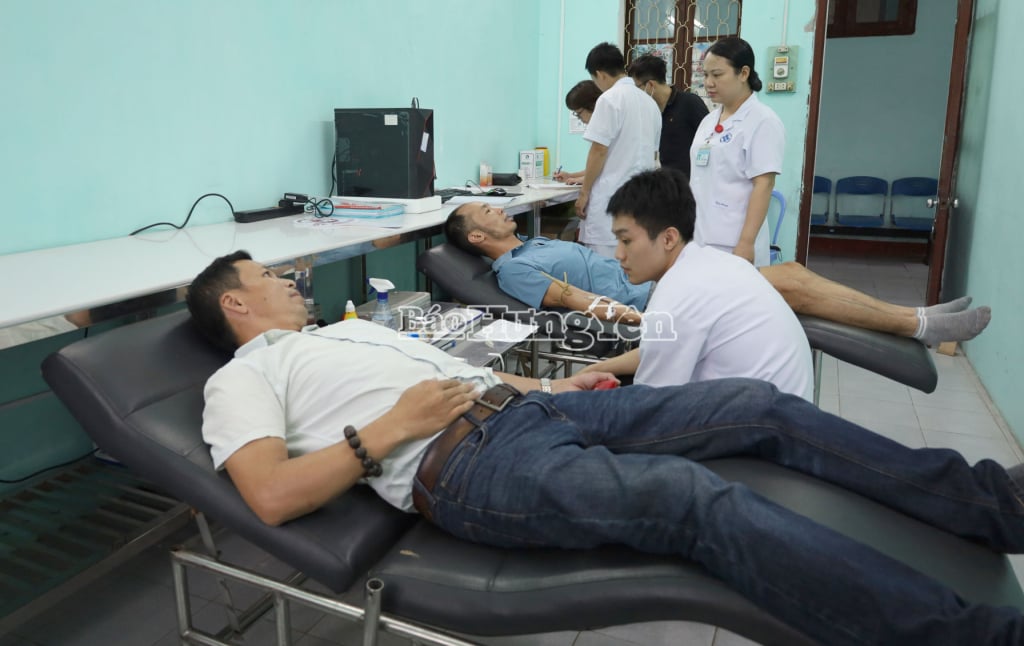 Les gens donnent du sang pour les interventions d’urgence et les traitements.