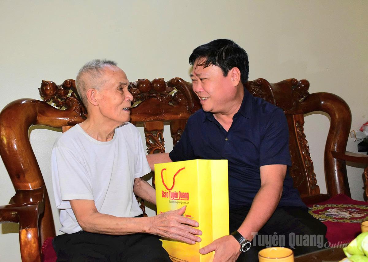 សមមិត្ត Mai Duc Thong សមាជិកគណៈកម្មាធិការបក្សខេត្ត និពន្ធនាយកកាសែត Tuyen Quang និងវិទ្យុ និងទូរទស្សន៍ ប្រធានសមាគមអ្នកកាសែតខេត្ត បានអញ្ជើញទៅសួរសុខទុក្ខ និងជូនអំណោយដល់លោក Nguyen Duc Quy យុទ្ធជនពិការវណ្ណៈ ៤/៤ ភូមិ Minh Phu ១ ឃុំ Yen Phu។ រូបថត៖ Minh Hoa