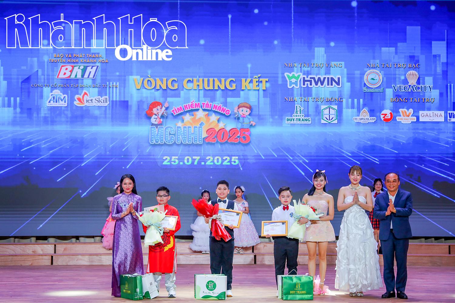 តំណាងគណៈកម្មាធិការរៀបចំបានប្រគល់រង្វាន់បន្ទាប់បន្សំនៃការប្រកួត។