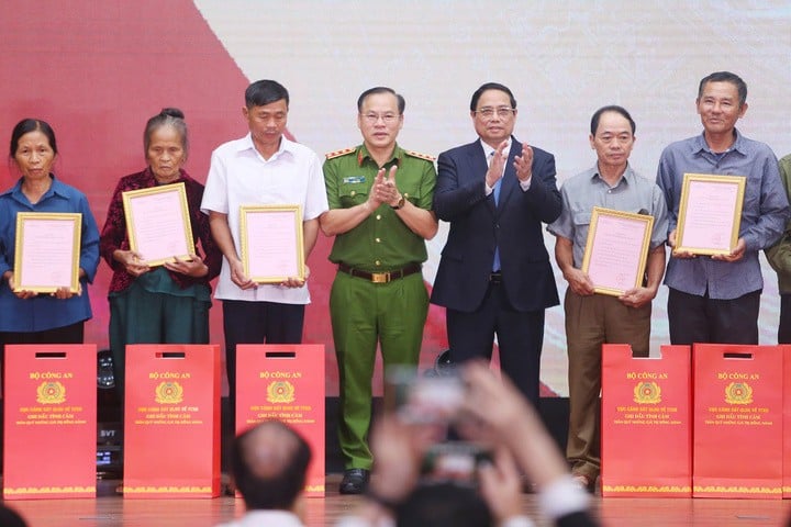 นายกรัฐมนตรีมอบประกาศผลการตรวจพิสูจน์ดีเอ็นเออัฐิผู้เสียชีวิตให้ตัวแทนครอบครัวผู้เสียชีวิตทราบ