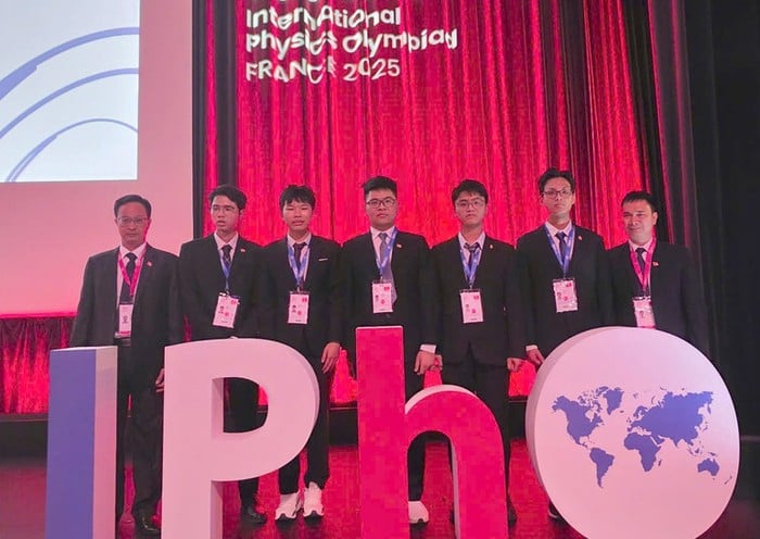 Nam sinh giành Huy chương Vàng duy nhất cho đoàn Việt Nam tại Olympic Vật lý Quốc tế 2025- Ảnh 1.
