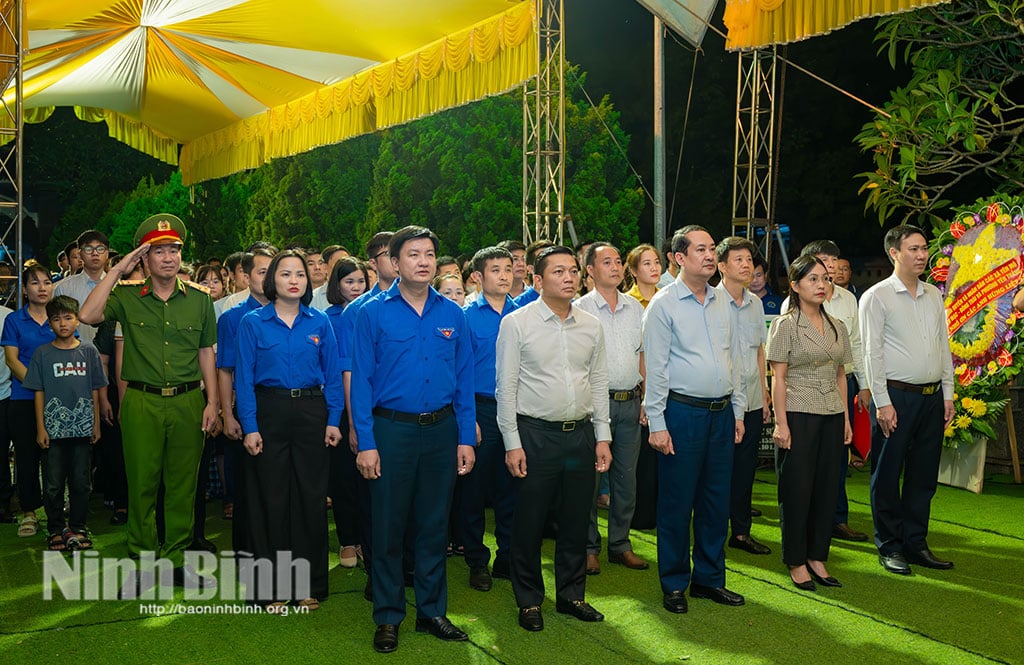 Các đồng chí lãnh đạo tỉnh và xã dâng hương, tưởng niệm các Anh hùng liệt sĩ tại Đài tưởng niệm các Anh hùng liệt sĩ Yên Mô .