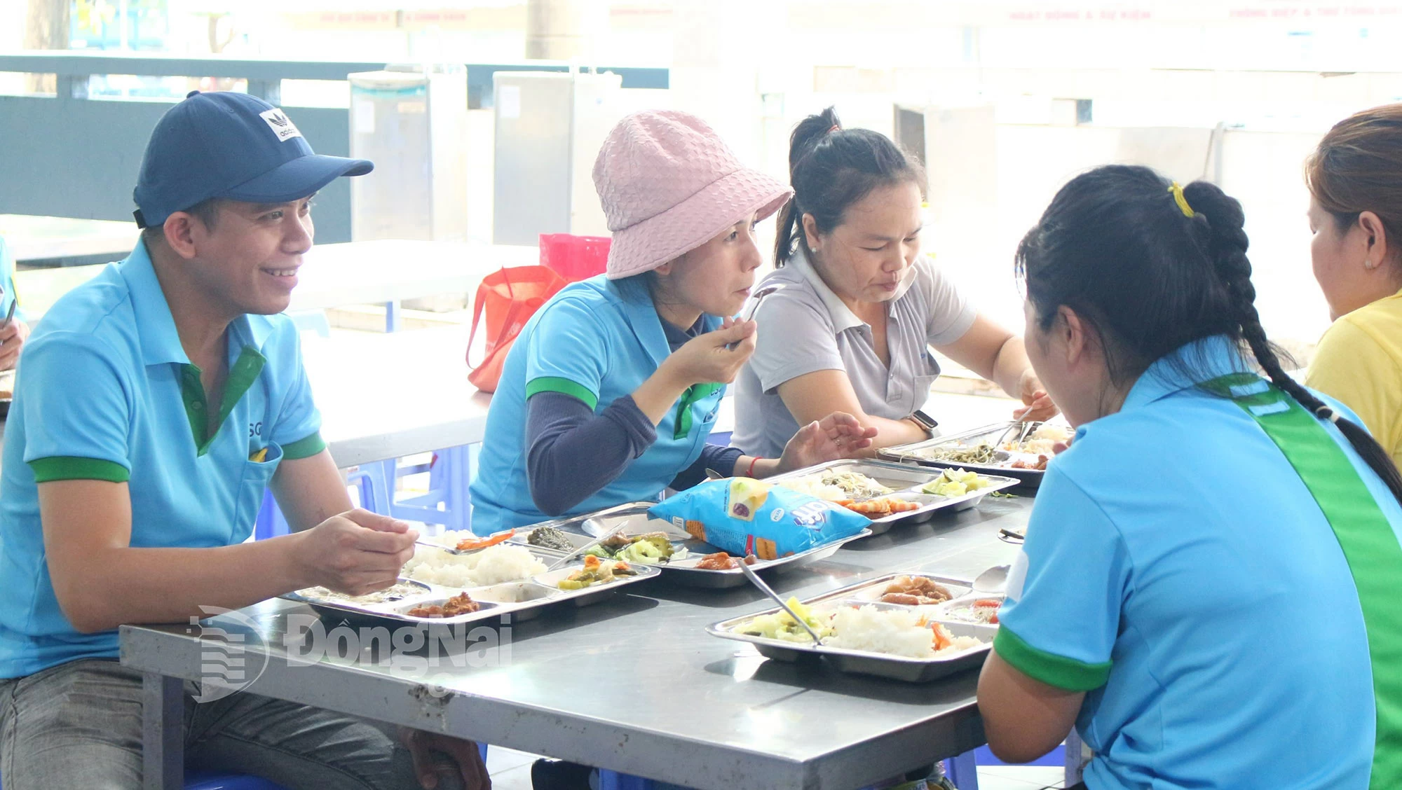 កម្មករនៃក្រុមហ៊ុន Changshin Vietnam Co., Ltd (Tan Trieu Ward) រីករាយជាមួយអាហារសហភាព។ រូបថត៖ N.Hoa