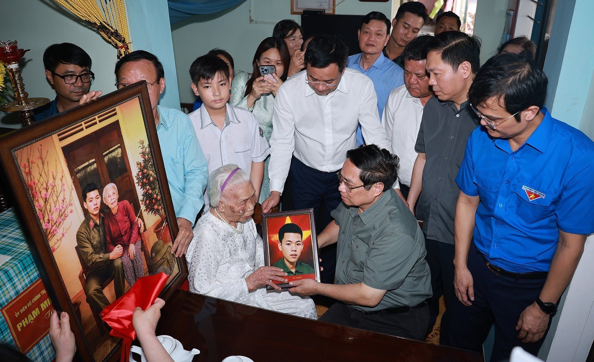 Thủ tướng Phạm Minh Chính tri ân các lãnh đạo tiền bối và người có công tại Quảng Trị và Huế