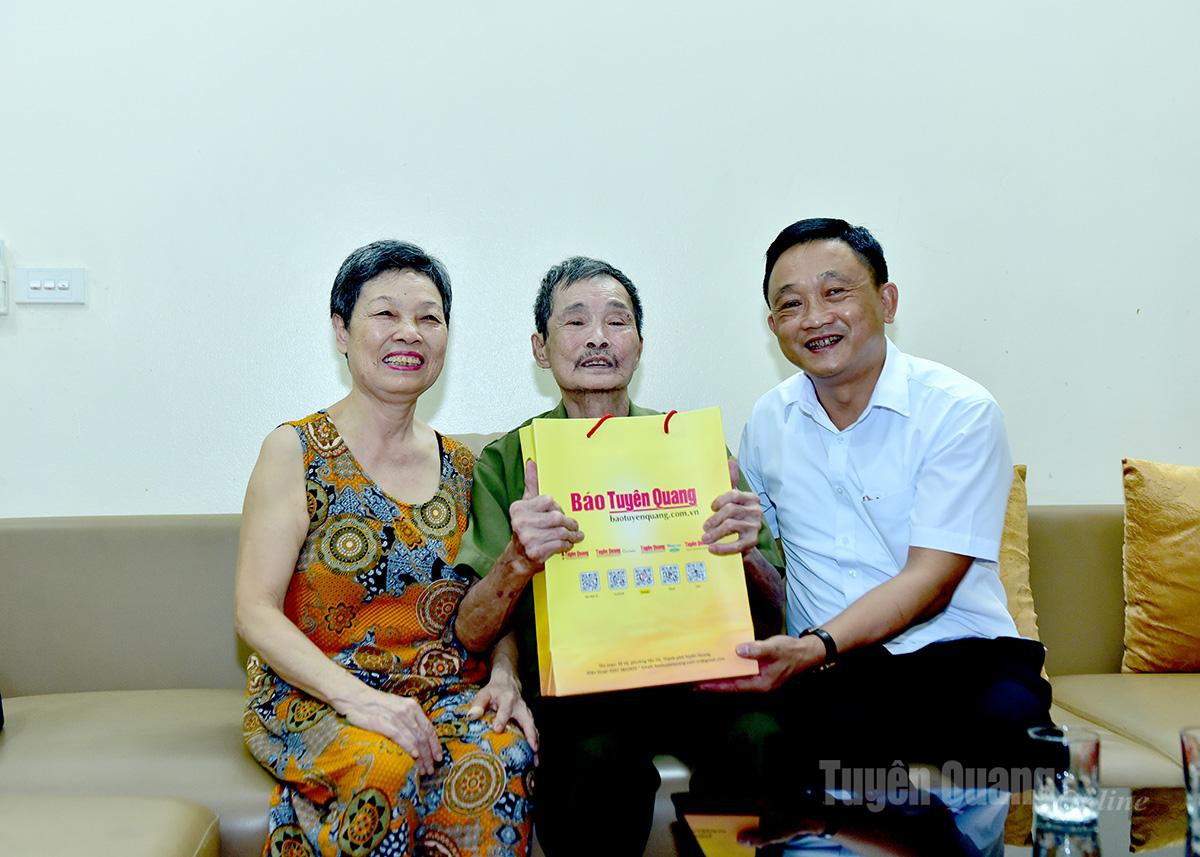 និពន្ធនាយករងនៃកាសែត Tuyen Quang កាសែត វិទ្យុ និងទូរទស្សន៍ Tran Viet Tuyen បានទៅសួរសុខទុក្ខ និងជូនអំណោយដល់លោក Tran Manh Hung អតីតយុទ្ធជនពិការនៅក្រុមទី 12 Tan Quang សង្កាត់ Minh Xuan ។ រូបថត៖ លី ធីញ