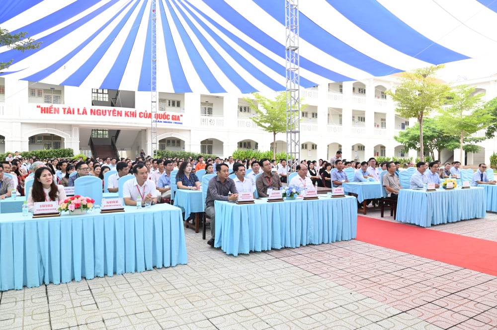 Đại biểu dự lễ khai mạc