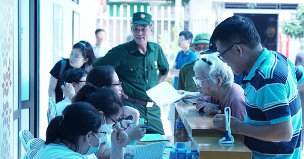 Phu Thuong Ward គោរពវិញ្ញាណក្ខន្ធគ្រួសារយុទ្ធជនពិការ និងយុទ្ធជនពលី