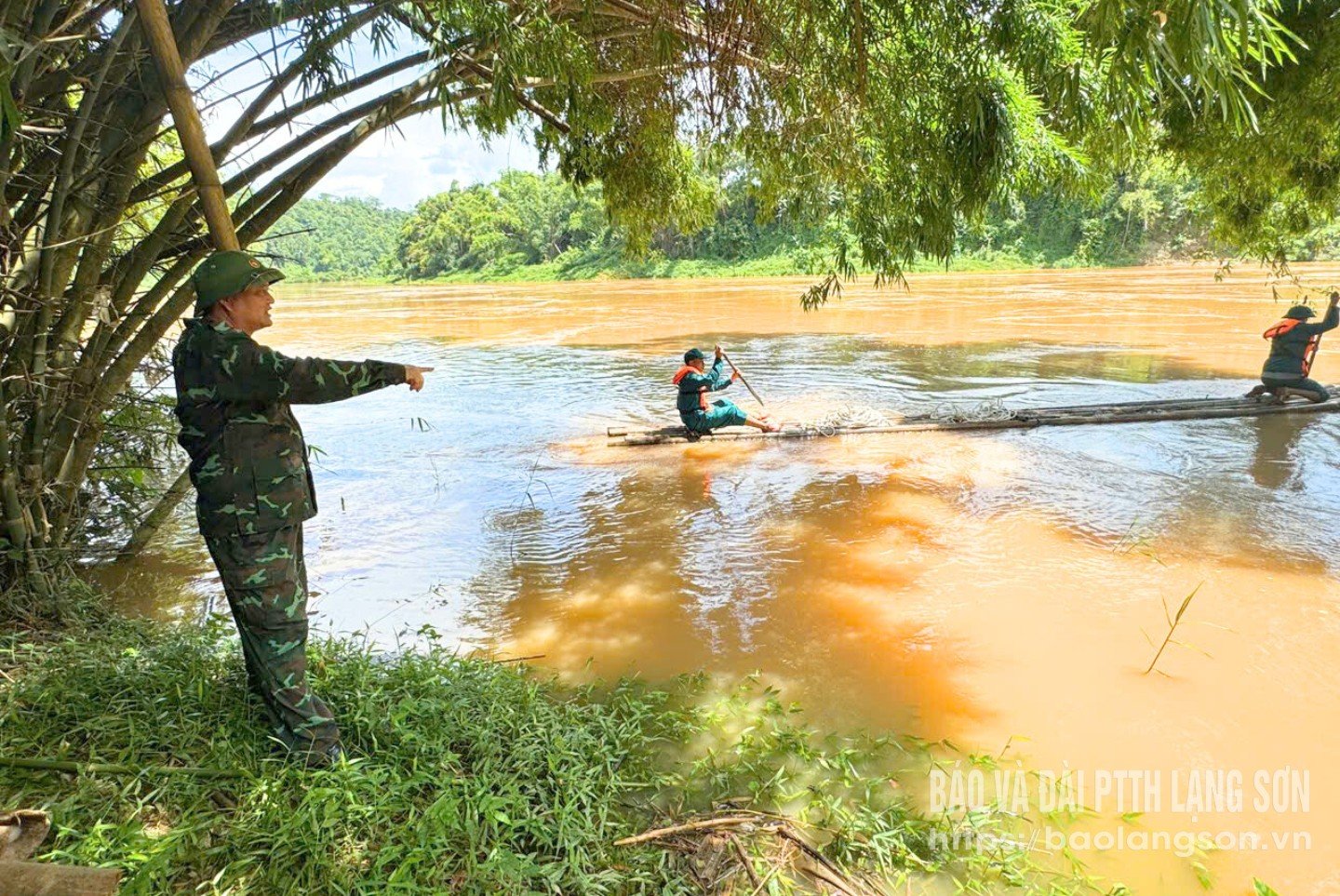 Các lực lượng chức năng triển khai phương tiện tìm kiếm người bị nạn