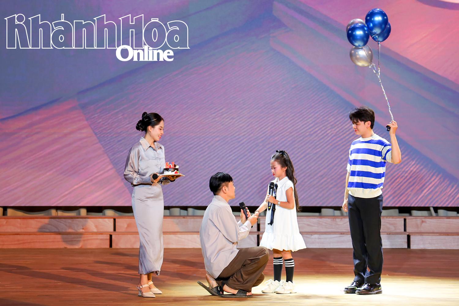 참가자 Trinh Bao Ngoc의 공연.