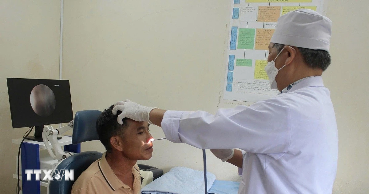 Uống nước từ khe suối, người đàn ông bị con vắt dài 8cm ký sinh trong hốc mũi