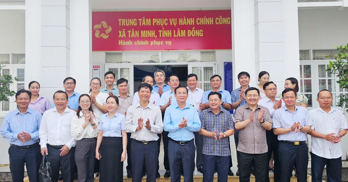 Chairman of Lam Dong Provincial People's Committee Ho Van Muoi inspected at Tan Minh Commune Public Administration Service Center