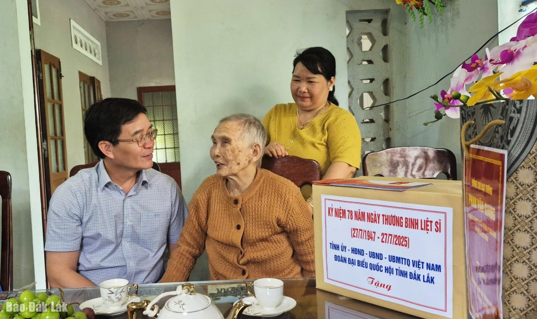 Bí thư Tỉnh ủy Nguyễn Đình Trung thăm Mẹ Việt Nam anh hùng Nguyễn Thị Chúc