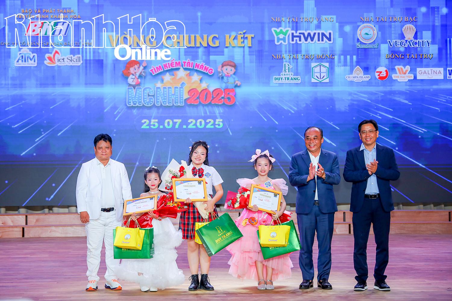 បេក្ខនារី Nguyen Tran Phuong Phuong, Tran Nguyen Bao Thi, Trinh Bao Ngoc ទទួលបានជ័យលាភីលេខ ៣ នៃការប្រកួត។