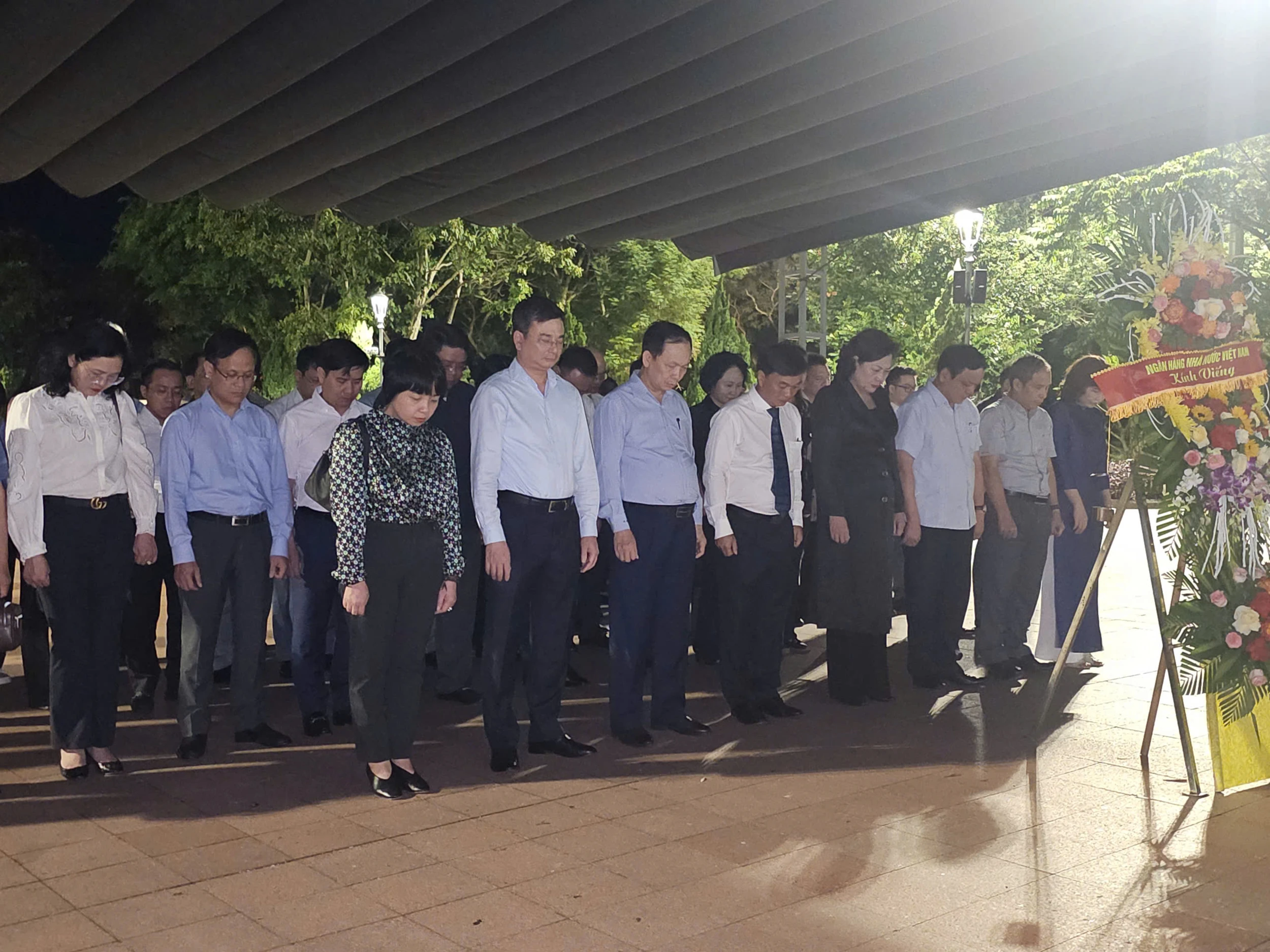 Đoàn công tác Ngân hàng Nhà nước Việt Nam dâng hương tri ân các anh hùng liệt sĩ 