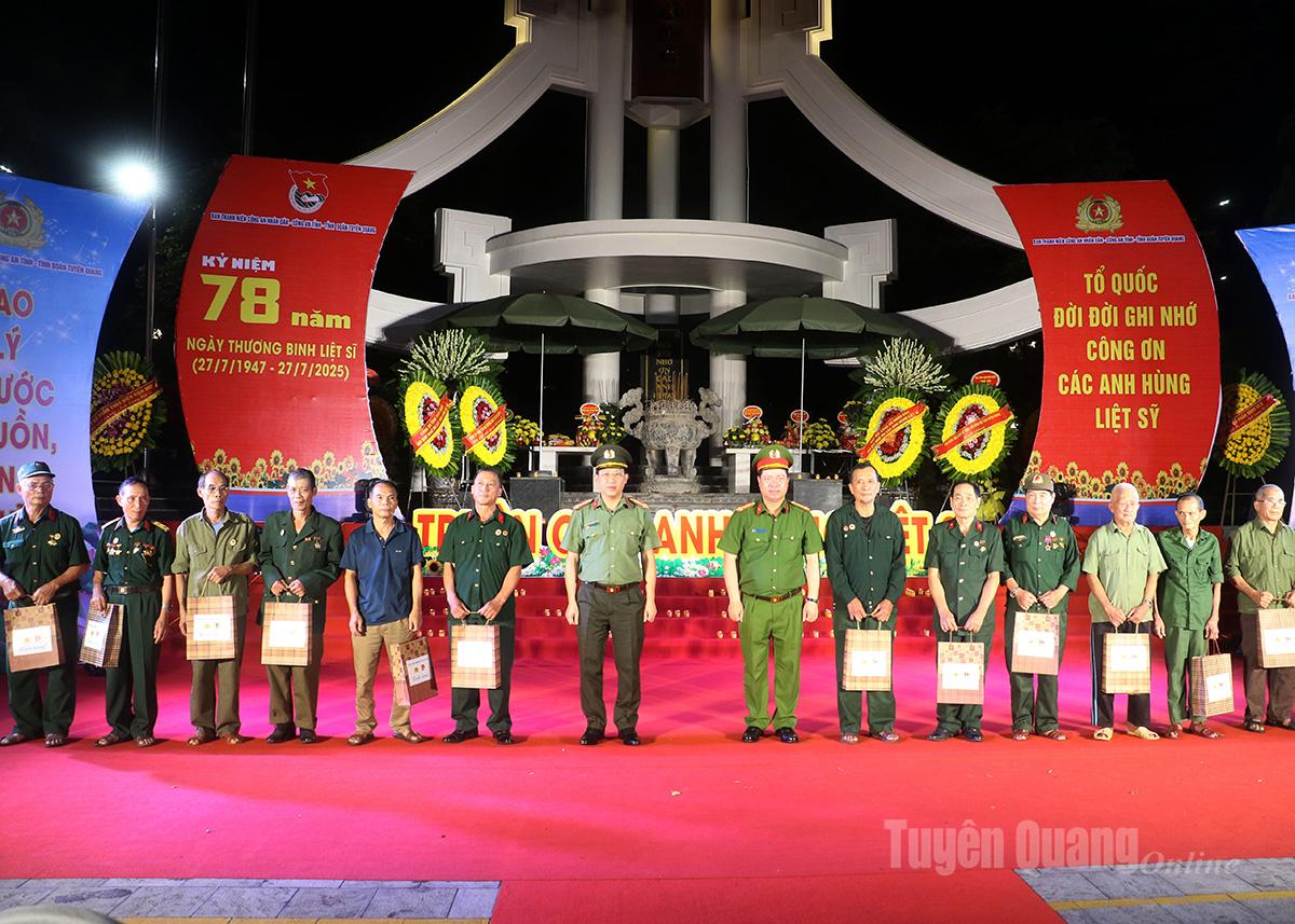 ថ្នាក់ដឹកនាំនាយកដ្ឋាននគរបាលប្រឆាំងបទល្មើសបរិស្ថាន នៃក្រសួងសន្តិសុខសាធារណៈ និងថ្នាក់ដឹកនាំនគរបាលខេត្ត Tuyen Quang ជូនអំណោយដល់យុទ្ធជនពិការ យុទ្ធជនពិការ និងប្រជាពលរដ្ឋដែលមានគុណូបការៈចំពោះបដិវត្តន៍។