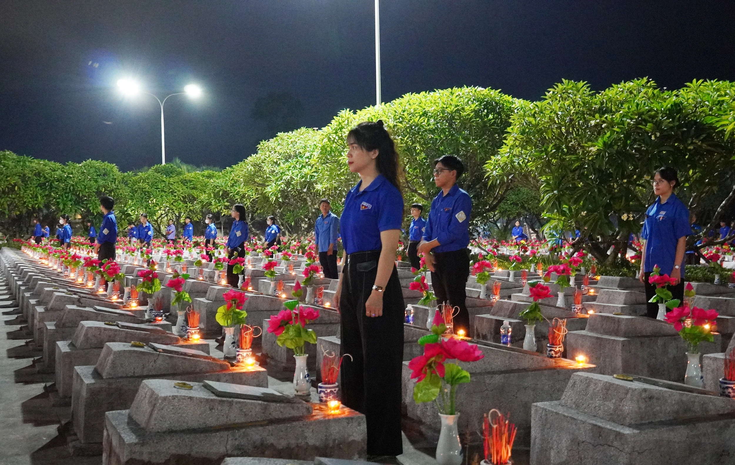Lễ dâng hương, thắp nến tri ân tại Nghĩa trang liệt sĩ Ba Dốc