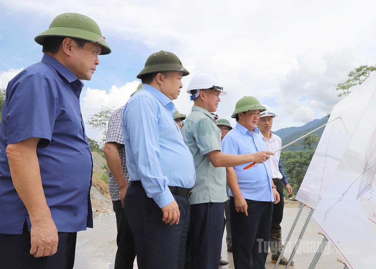 Provincial Party Secretary Hau A Lenh inspected the planning, operation and connection work when the Suu stream water supply system project was completed and put into use.