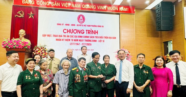 Phường Đống Đa gặp mặt, trao quà tri ân 135 gia đình chính sách tiêu biểu