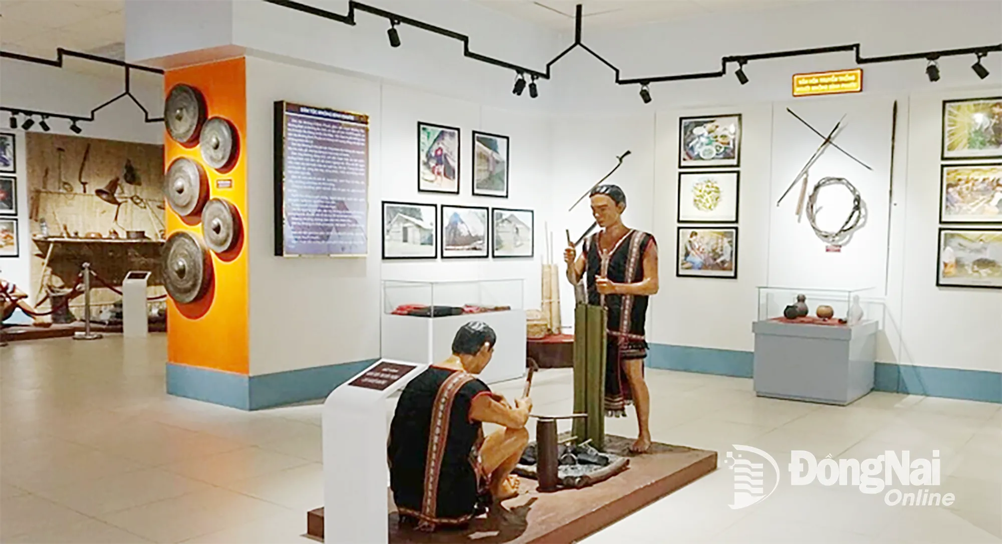 Không gian trưng bày các hiện vật đặc trưng, truyền thống của đồng bào dân tộc S’tiêng tại Bảo tàng Đồng Nai (phường Bình Phước).