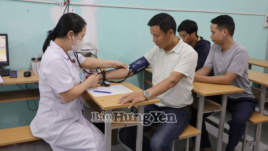 Les médecins du département d'hématologie et de transfusion sanguine de l'hôpital général de Thai Binh examinent la santé des personnes avant de donner du sang.