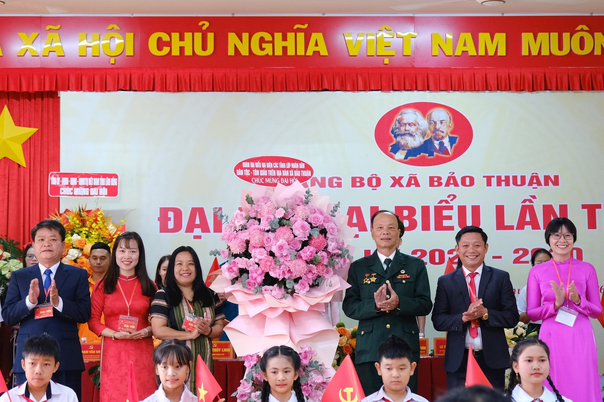 Đoàn đại biểu các tầng lớp Nhân dân tặng hoa chúc mừng Đại hội Đảng bộ xã Bảo Thuận lần thứ I
