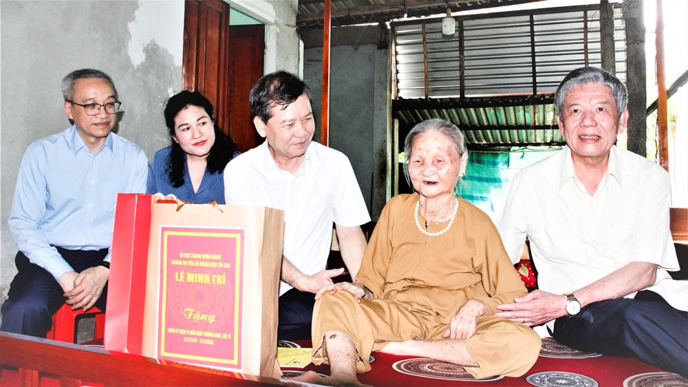  Chánh án Tòa án nhân dân tối cao Lê Minh Trí; Bí thư Tỉnh ủy Vĩnh Long Ngô Chí Cường ân cần thăm hỏi sức khỏe bà mẹ Việt Nam anh hùng Lê Thị Liên.