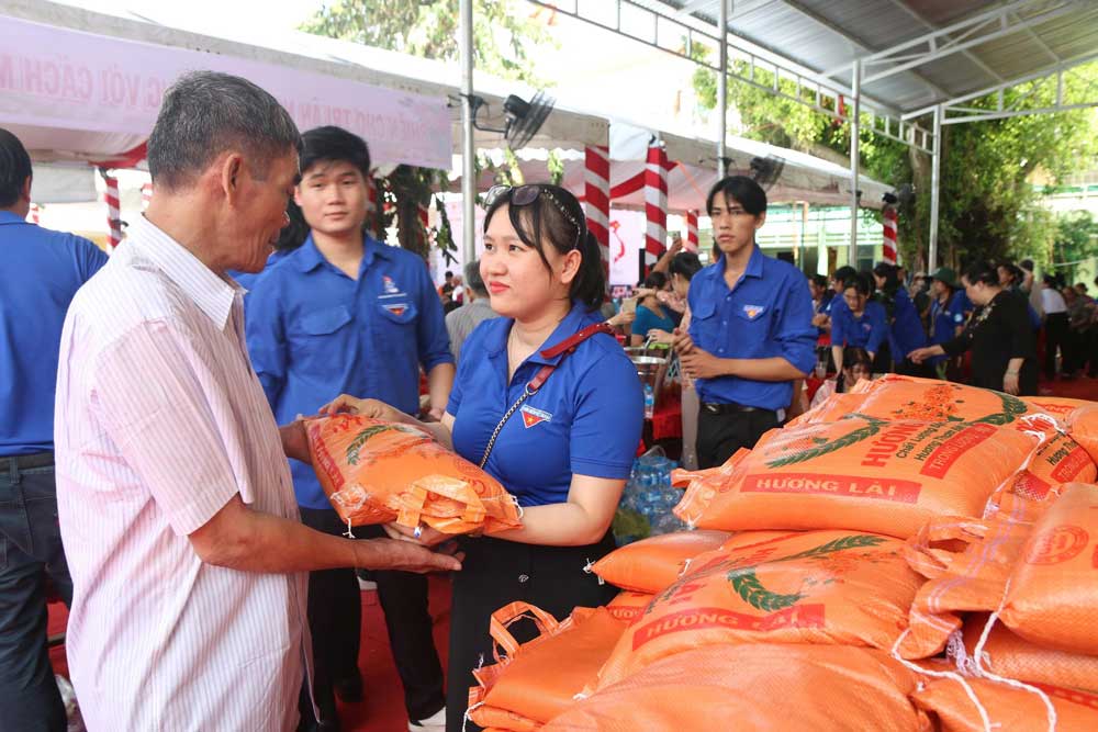 Một gian hàng gạo trong phiên chợ tri ân. 