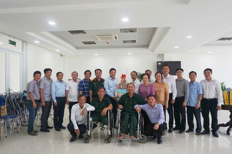 Lãnh đạo UBND tỉnh thăm, tặng quà thương binh nặng tại Long Đất
